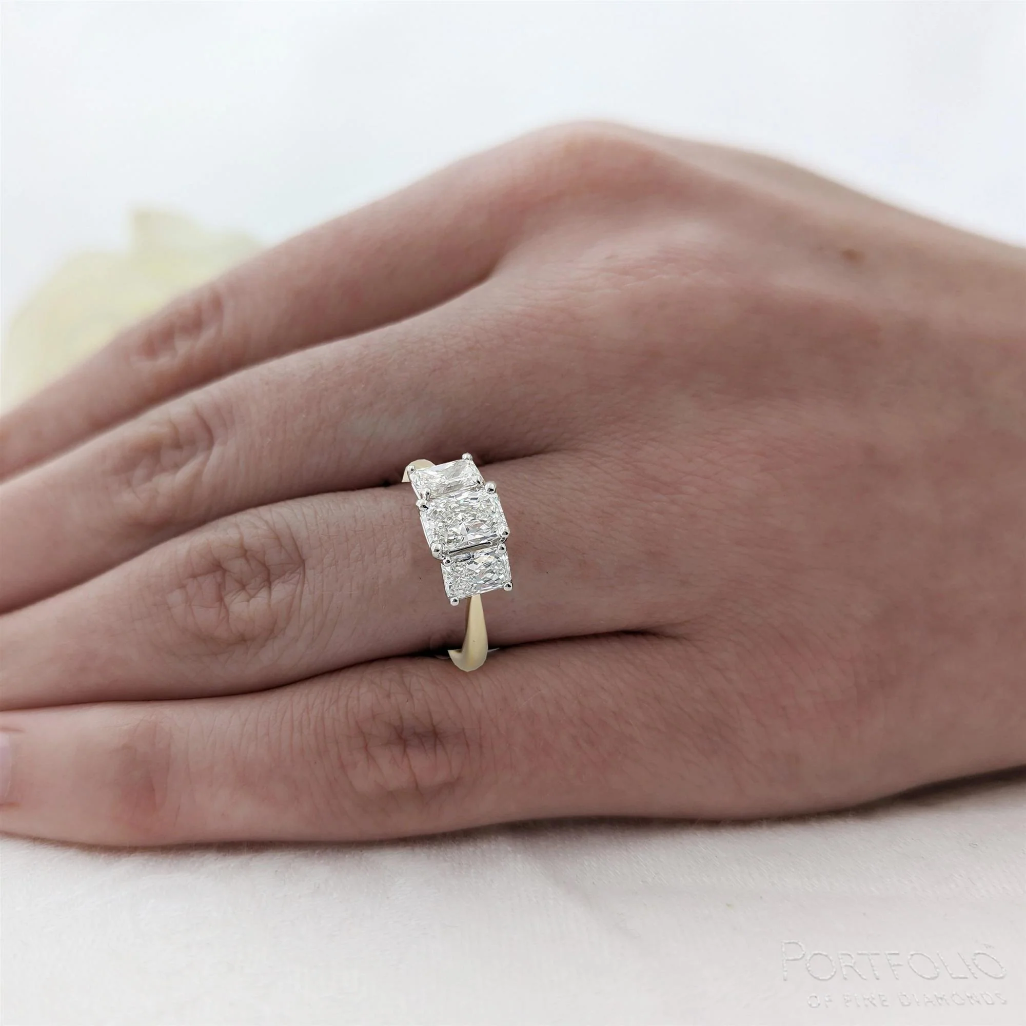 Three Stone 0.90ct E VS2 Diamond Yellow Gold/Platinum Ring - Image 2