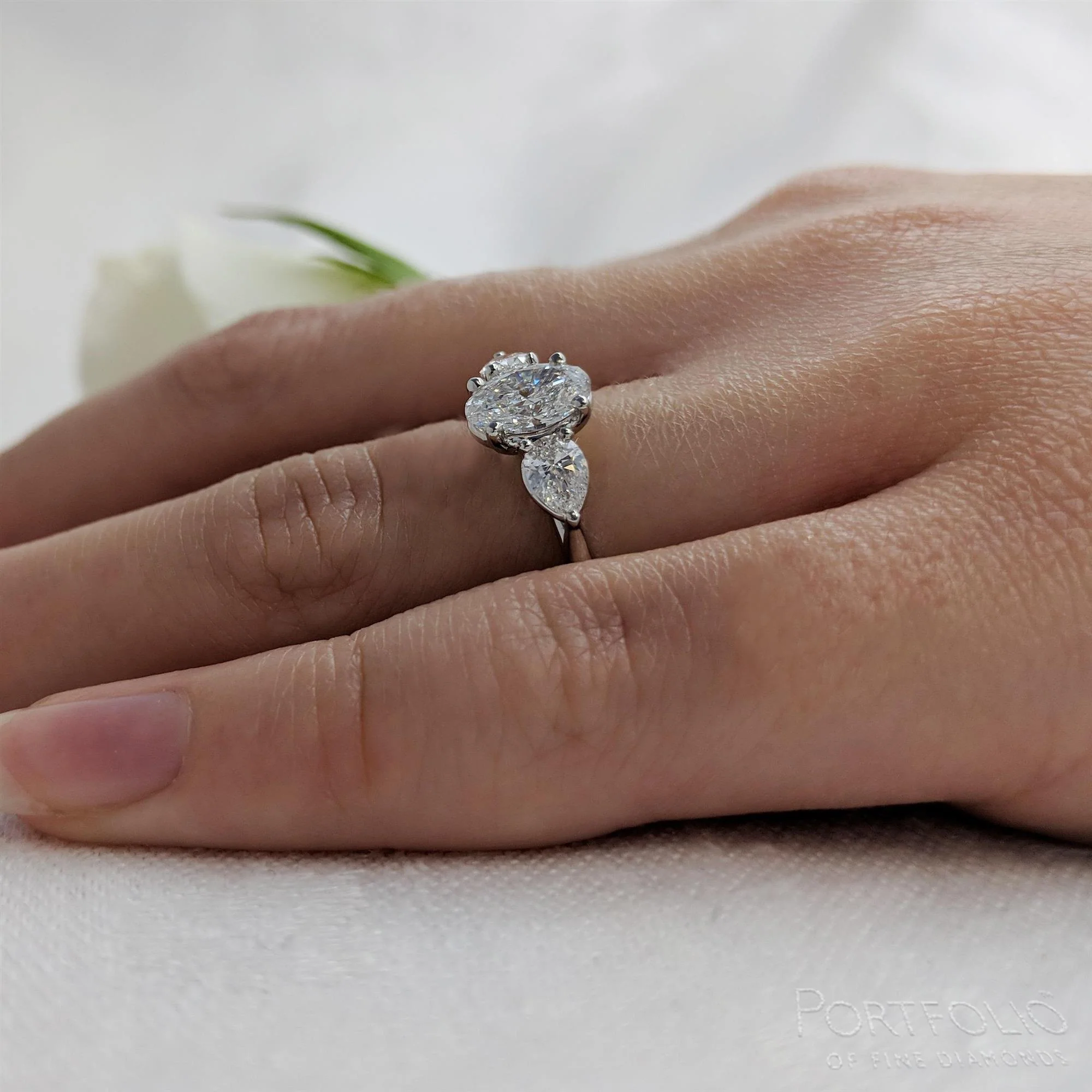 Three Stone 1.00ct E SI2 Diamond Platinum Ring - Image 2