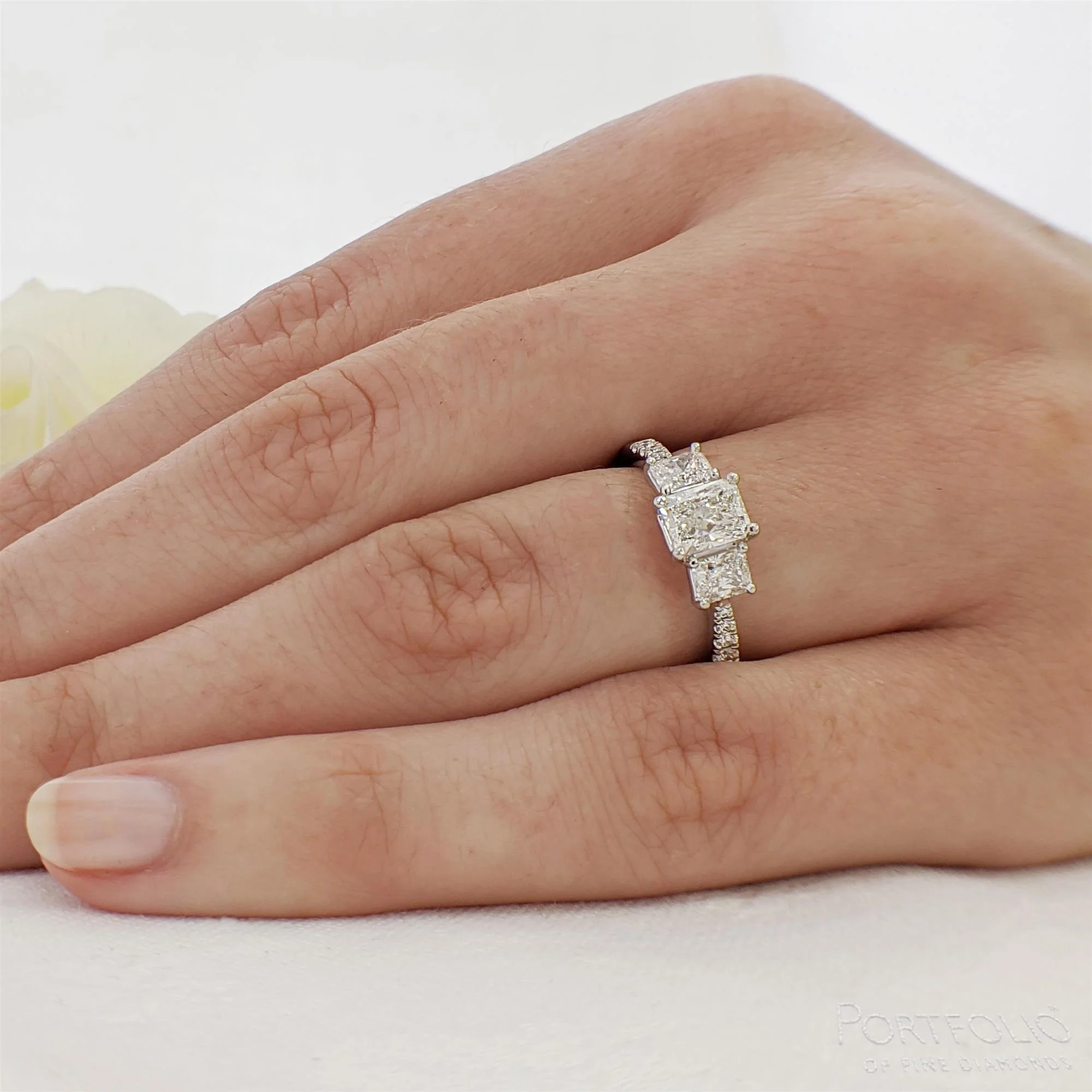 Three Stone 1.00ct G VVS1 Diamond Platinum Ring - Image 2