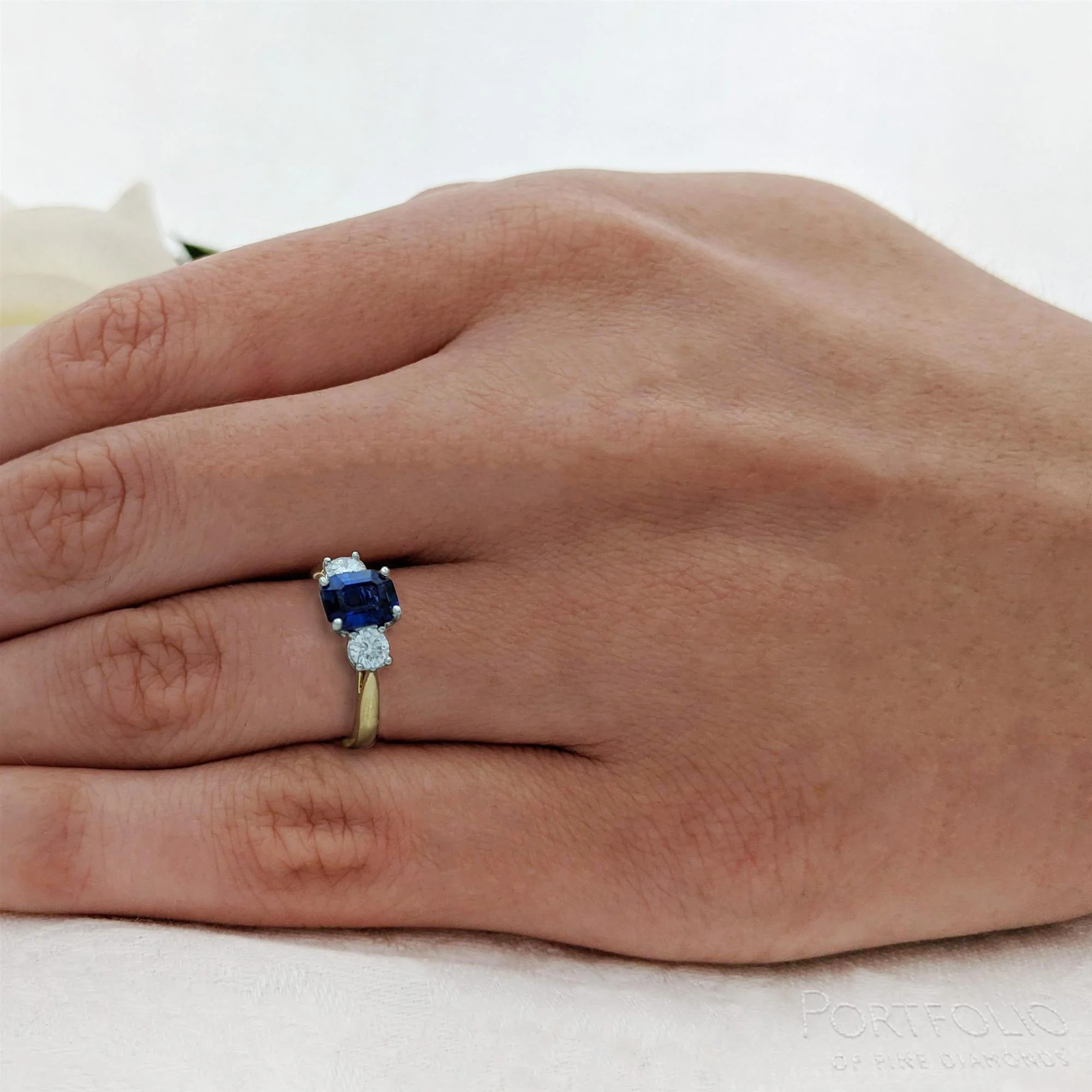 Three Stone 1.72ct Sapphire Yellow Gold/Platinum Ring - Image 2